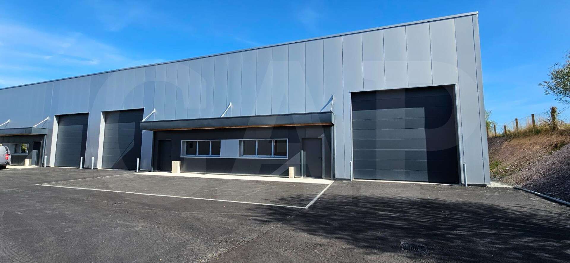 A vendre local 250m² neuf 10 min au Sud de Rennes