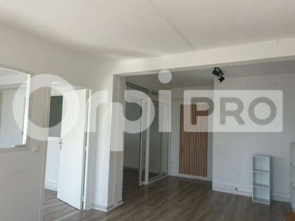 Vente A louer beau local 45m² à Saint-François