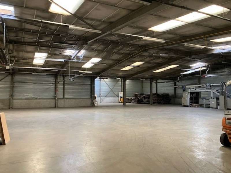 Locaux 2380m² à louer proche du Péage (69)  