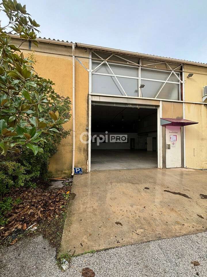 Local et bureaux de 592m² à louer à La Seyne/Mer