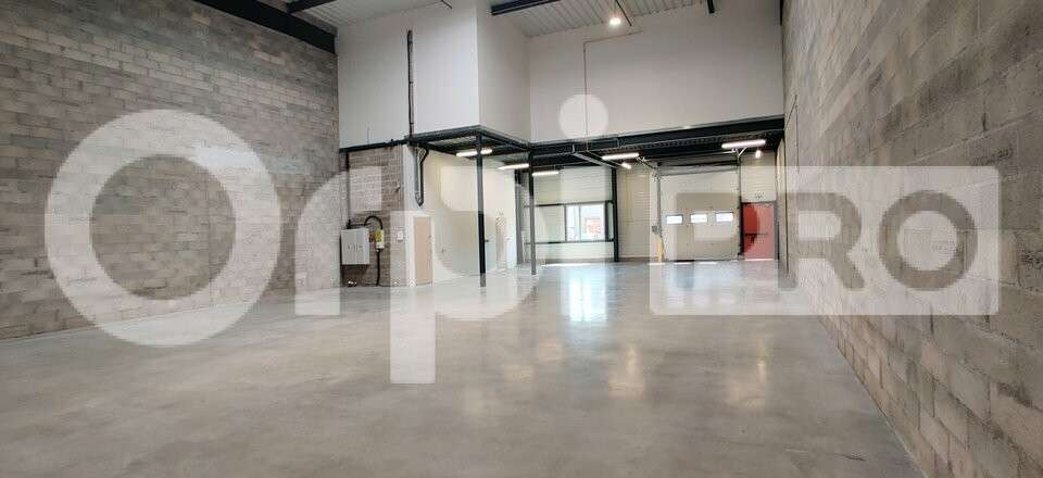 A louer local avec bureaux 365m² Parc Courtaboeuf