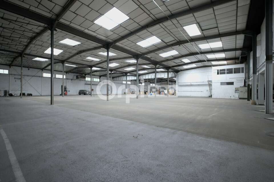 Local d'activité 3260m² à louer à Vaulx-en-Velin