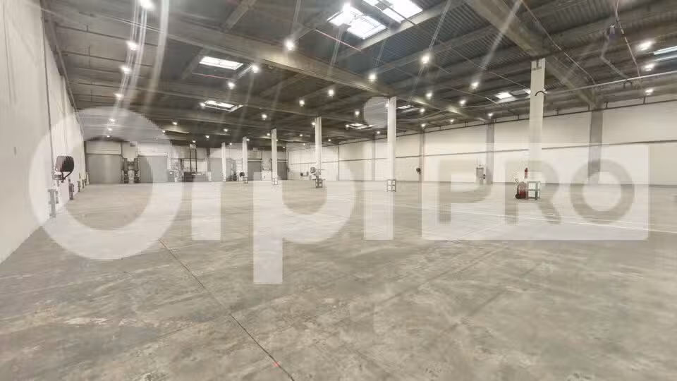 Cellules de logistique 8577m² à louer à Courtabœuf
