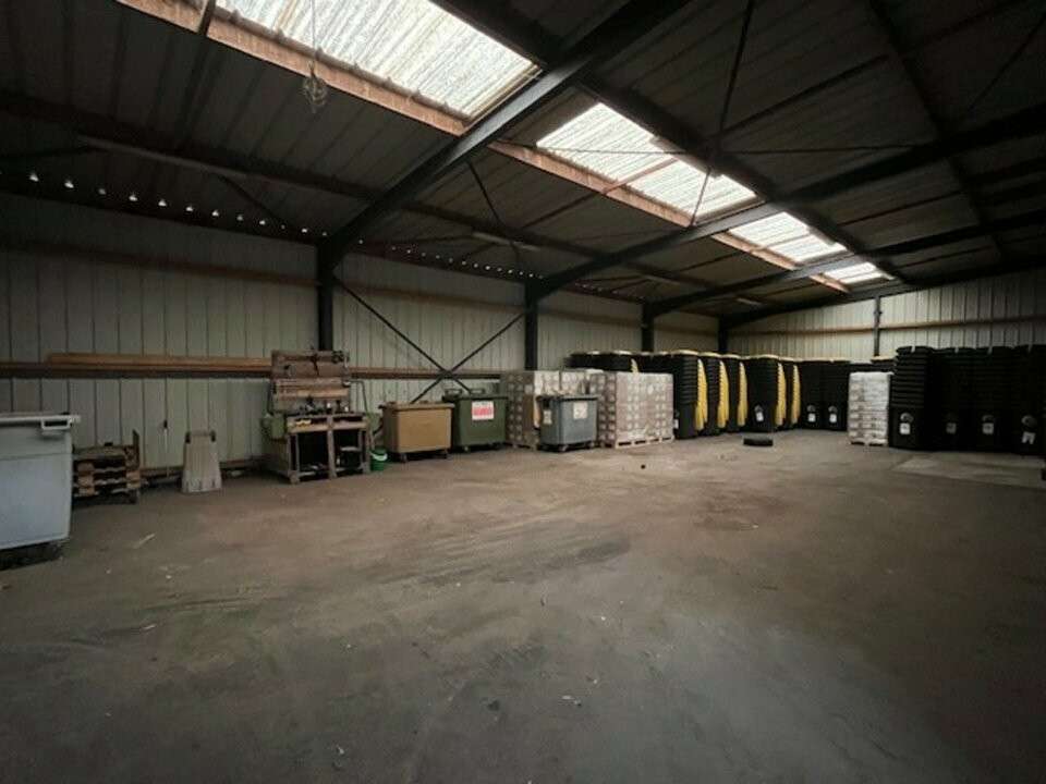 A louer bâtiment 2100m² zone d'activités Crach 