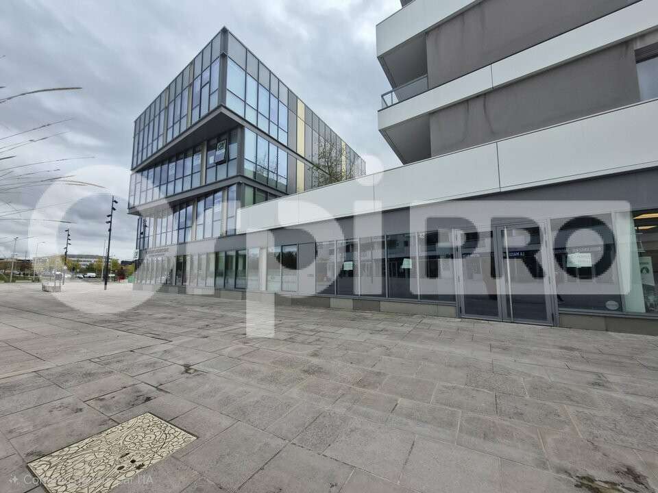 Local commercial neuf 136m² à louer à Bezannes