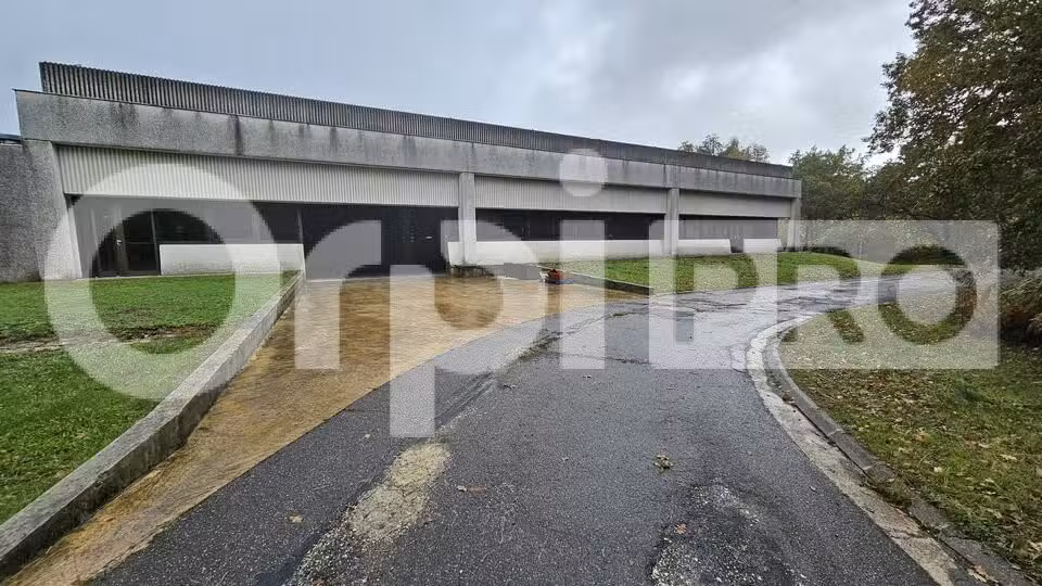 Ensemble industriel 3500m² à louer à Canéjan 