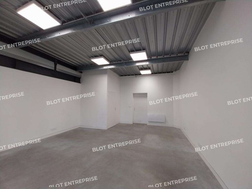 A louer locaux d'activités de 124m² à Donges
