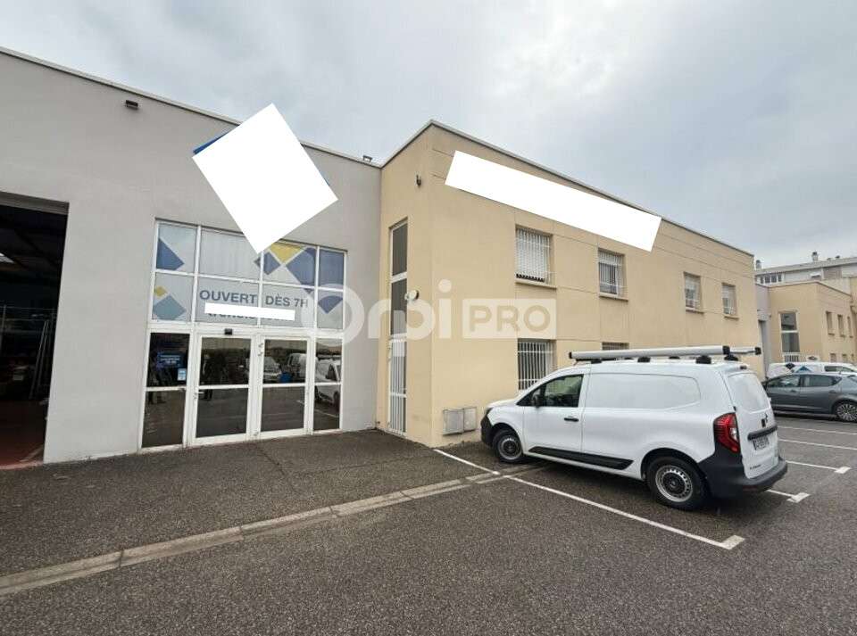 Local mixte 715m² à louer en ZA à Vénissieux
