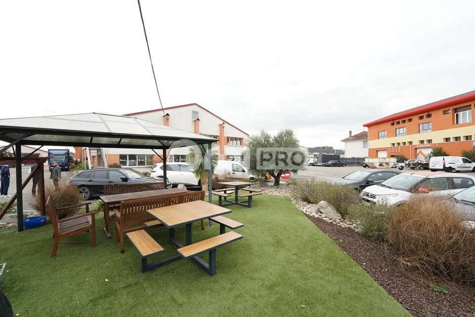Bureaux 274m² à louer à Décines-Charpieu