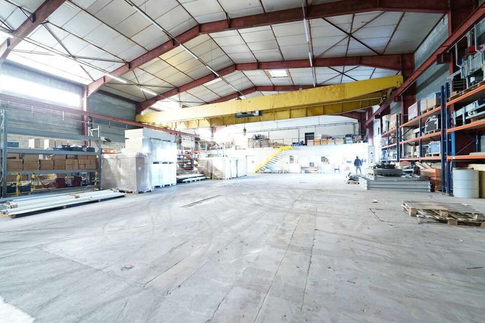 Local d'activité à louer 1336m² à Messimy