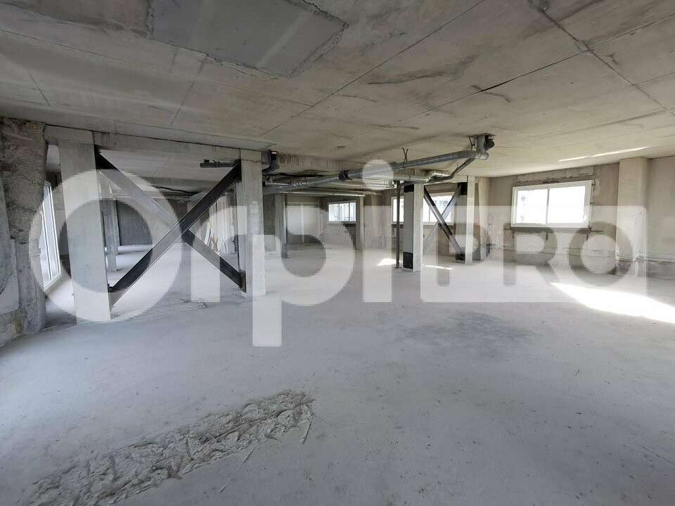Local 233m² brut à louer face mer au Croisic