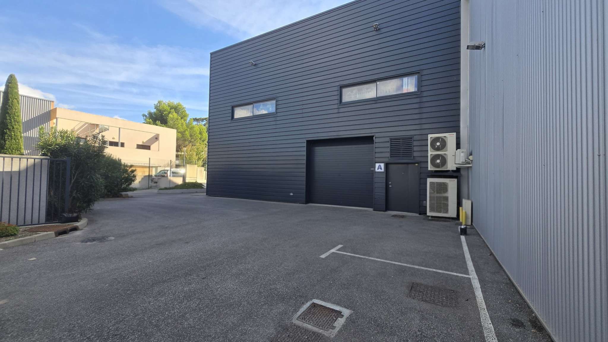 A louer entrepôt 254m² à Hyères ZA Saint-Martin