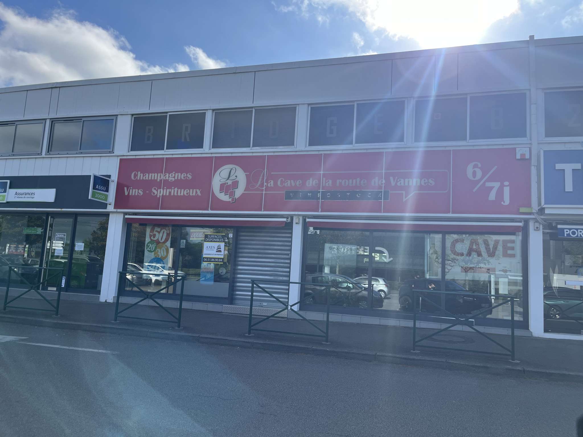 A louer cellule face Auchan et au tram St Herblain