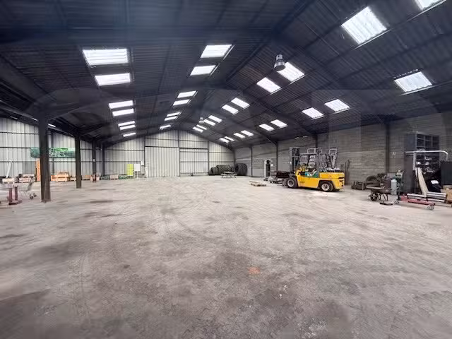 AV bâtiment d'activité 1620m² accès PL Le Rheu 