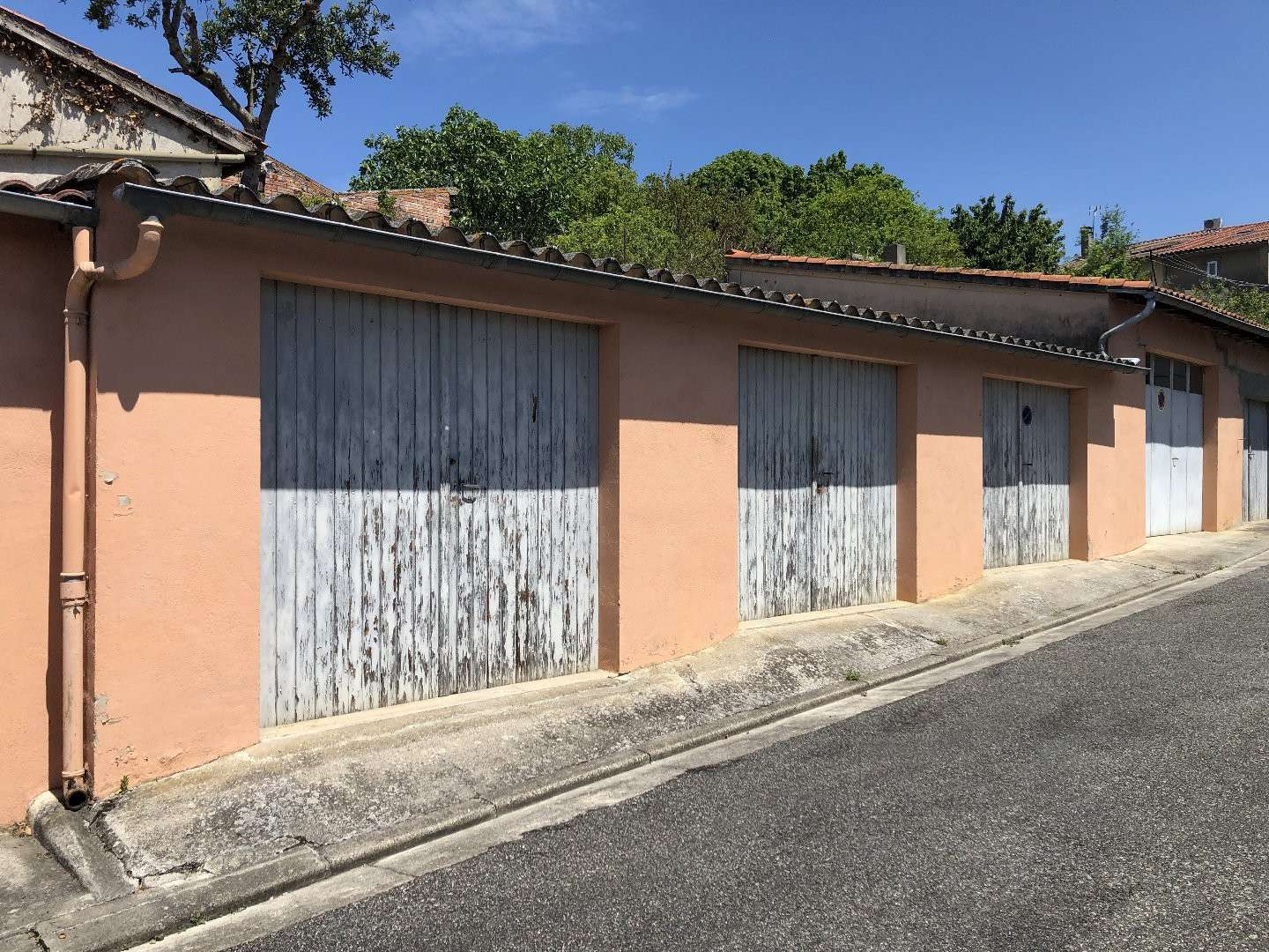 GARAGE DANS LE COEUR DU VILLAGE Situé en plein cen