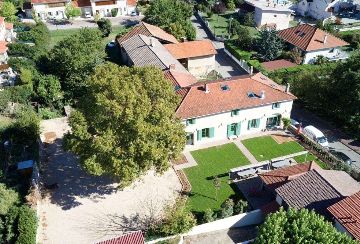 Murs commerciaux 580m² terrain 1281m² à Genas 
