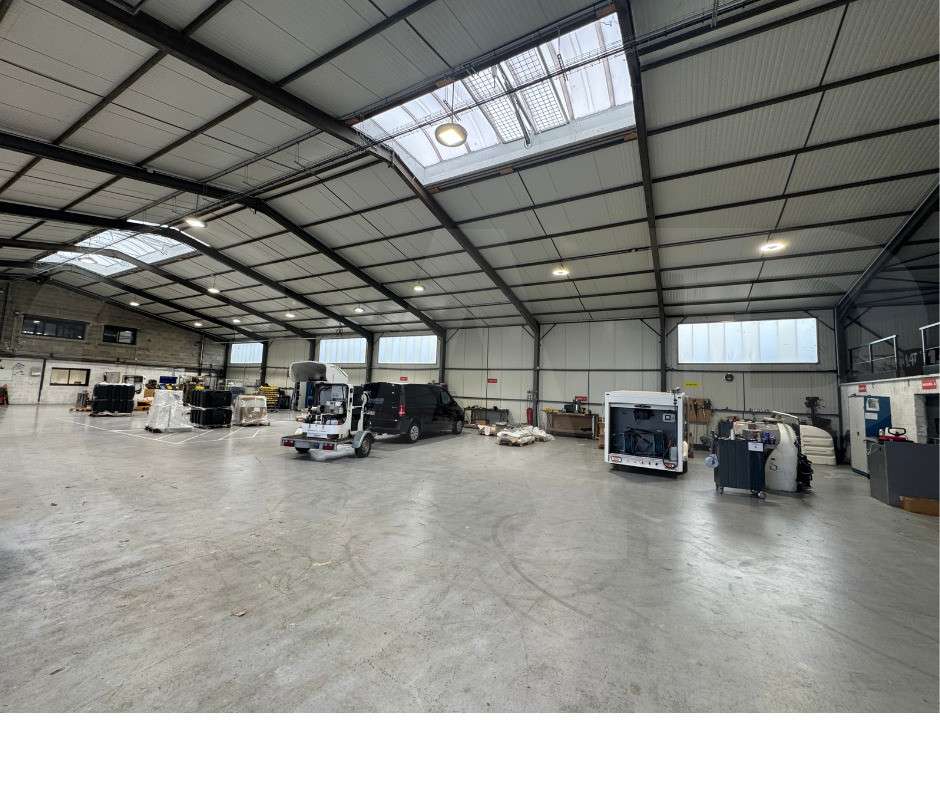 Loue local activité 1226m² St Jacques de la Lande