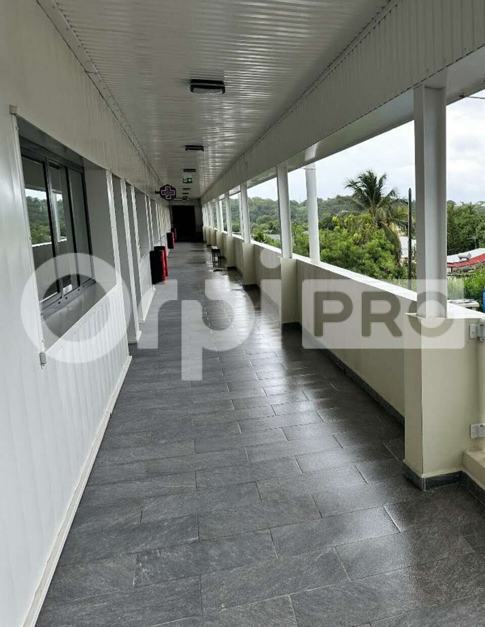 Bureau 168m² livré brut à louer à Saint-François