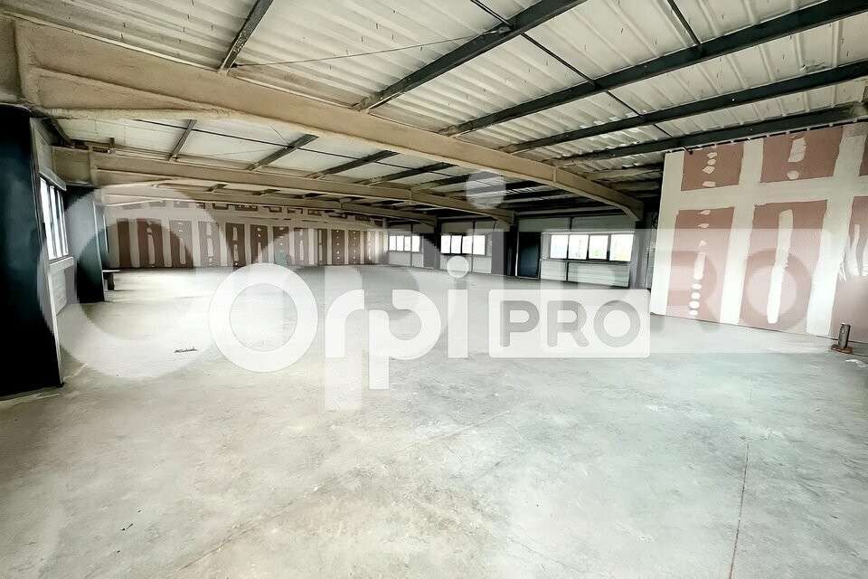 Bureau 317m² livré brut à louer à Saint-François
