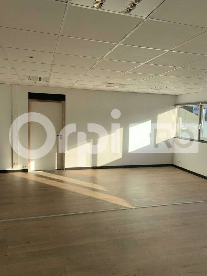 A louer bureau 96m² RDC très bon état au Haillan