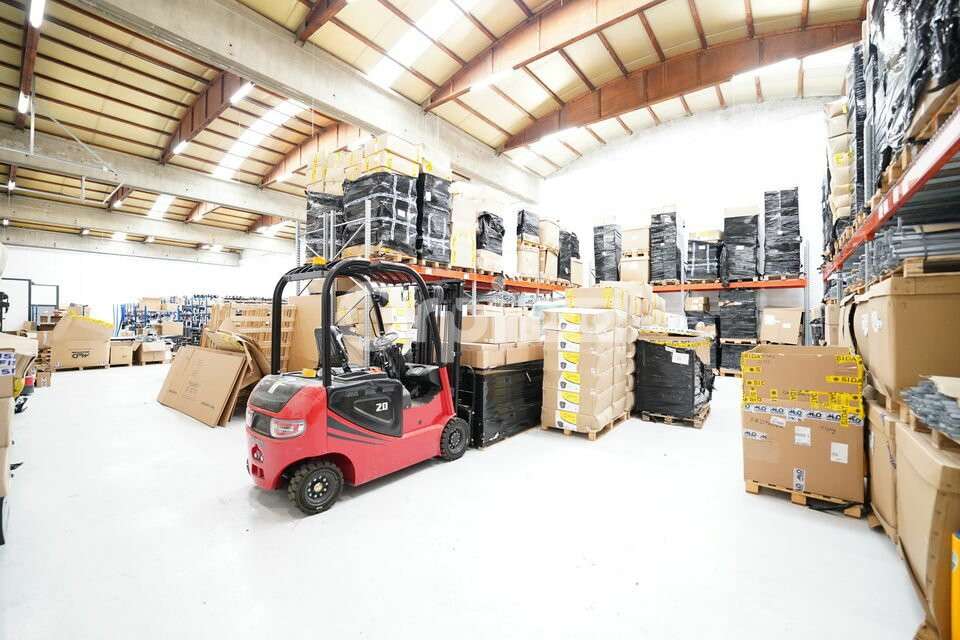 A louer local de 680m² accès PL à Saint-Priest