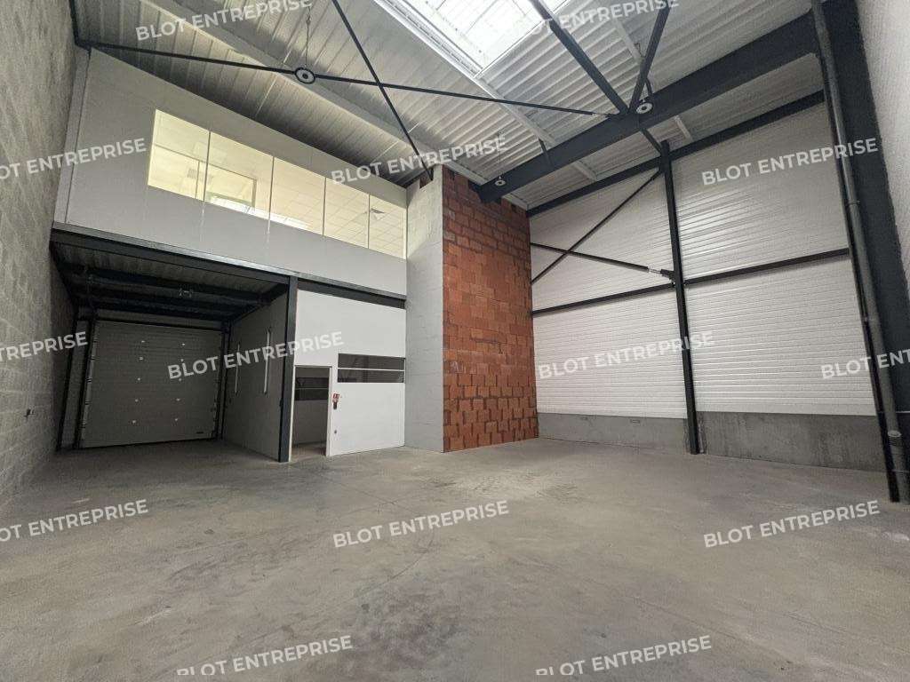 A louer locaux d'activités récent de 227m² Orvault