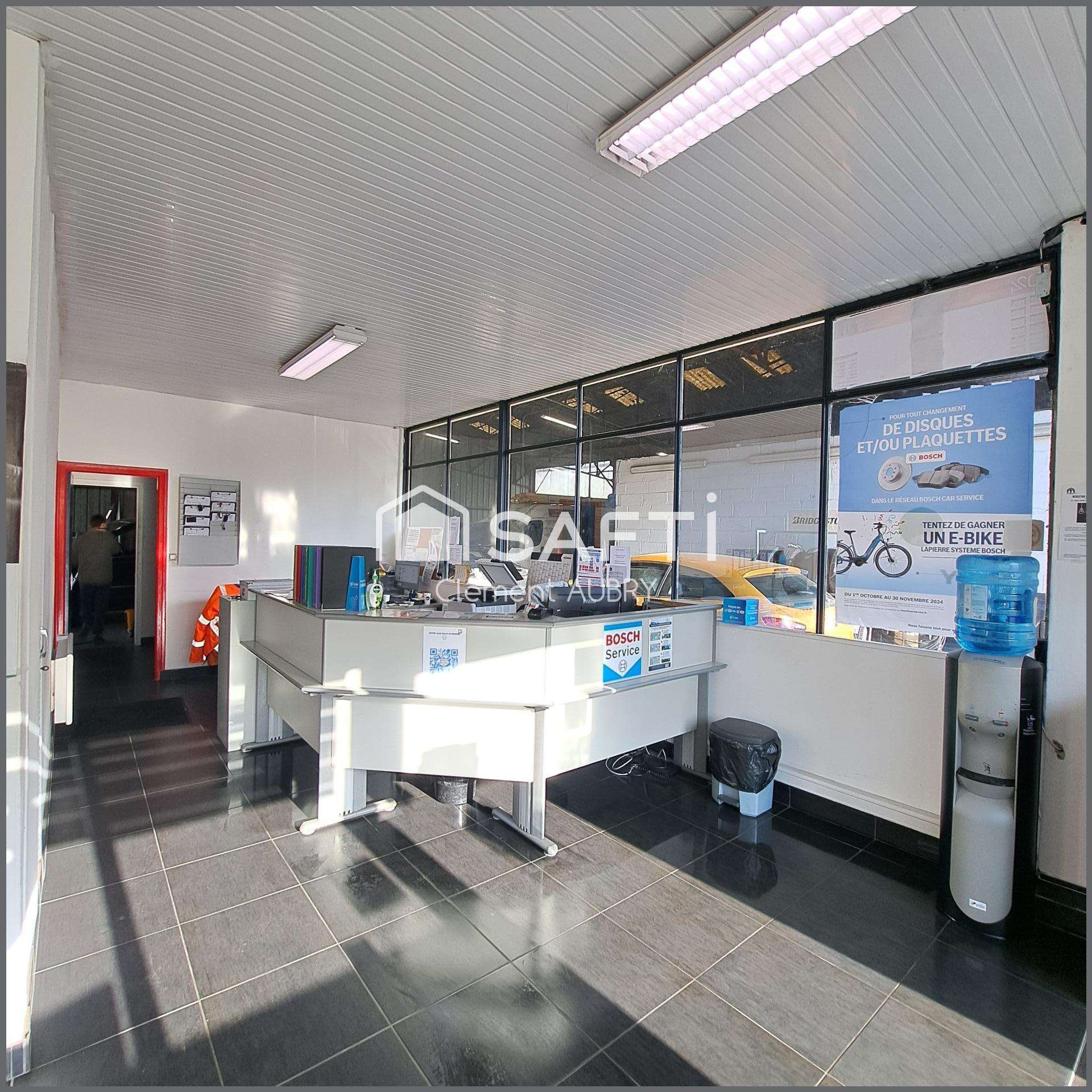 Vente local commercial avec de beaux volumes Laval