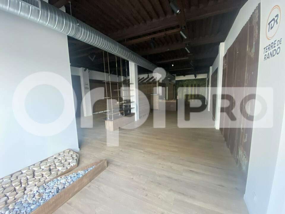 A louer local commercial de 118m² à Genay Actipark