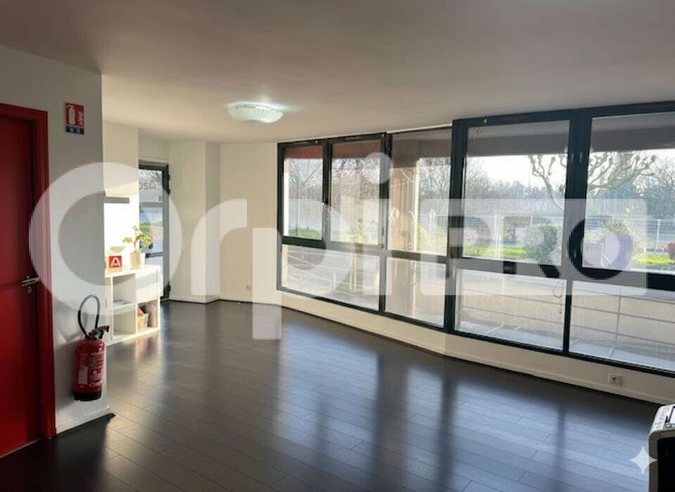 A louer bureaux de 64m² vitrine 10ml à La Rochelle
