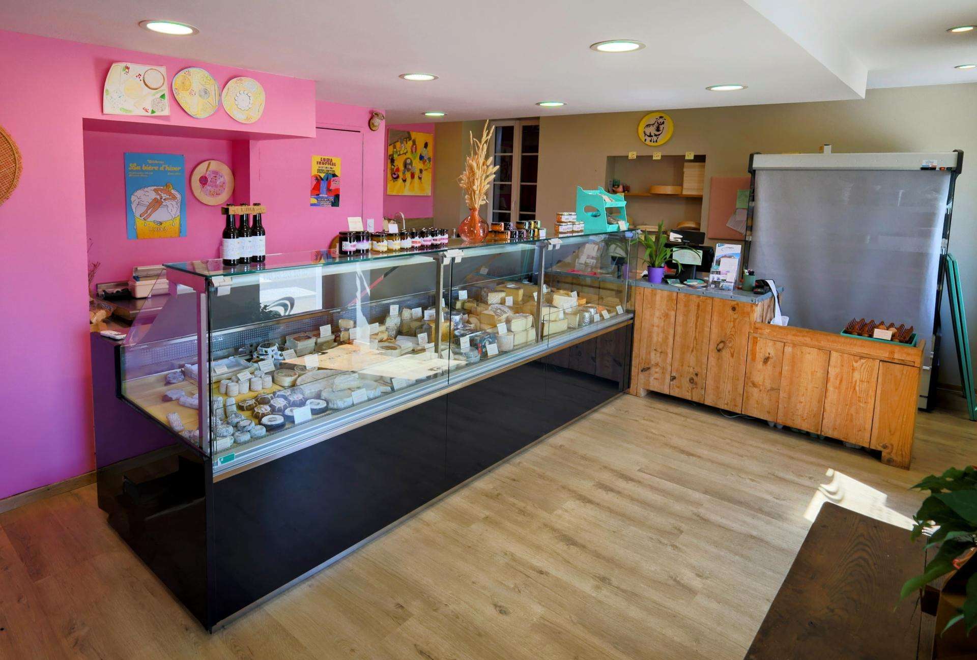 Local 31m², réserve, bureau, cave à Saint-Palais
