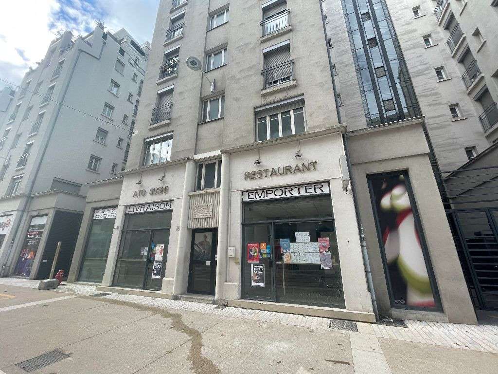 A louer local commercial 110m² Gratte-Ciel