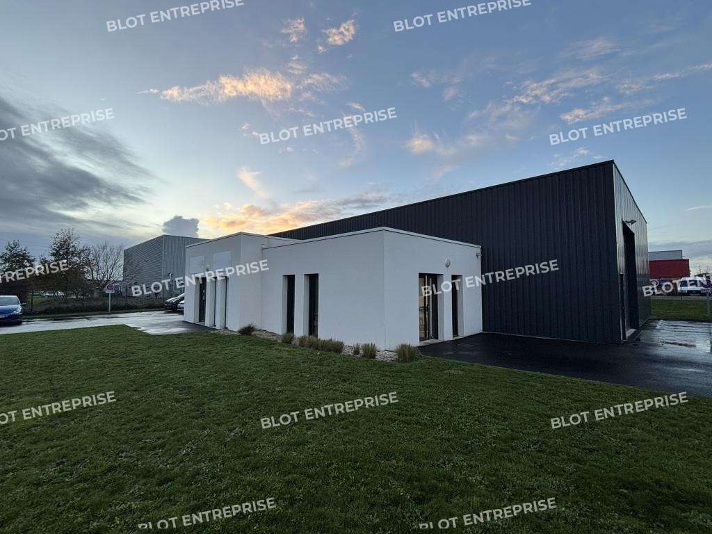 A louer locaux d'activités 360m² au Bignon