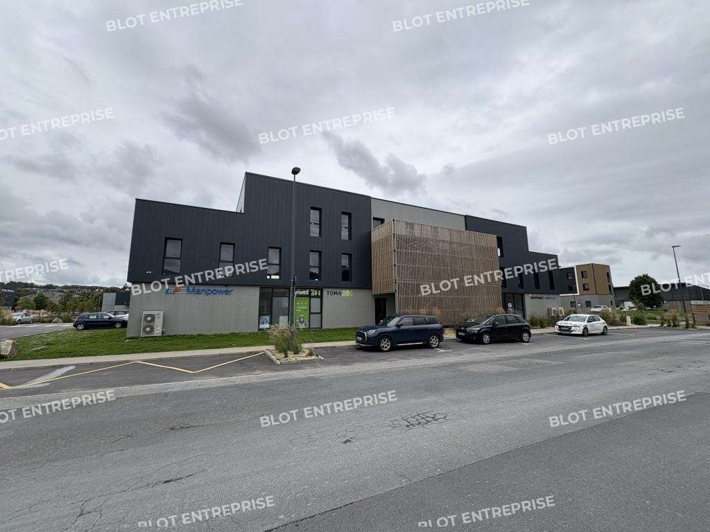 AV bureaux 45m² avec belle visibilité à Landerneau