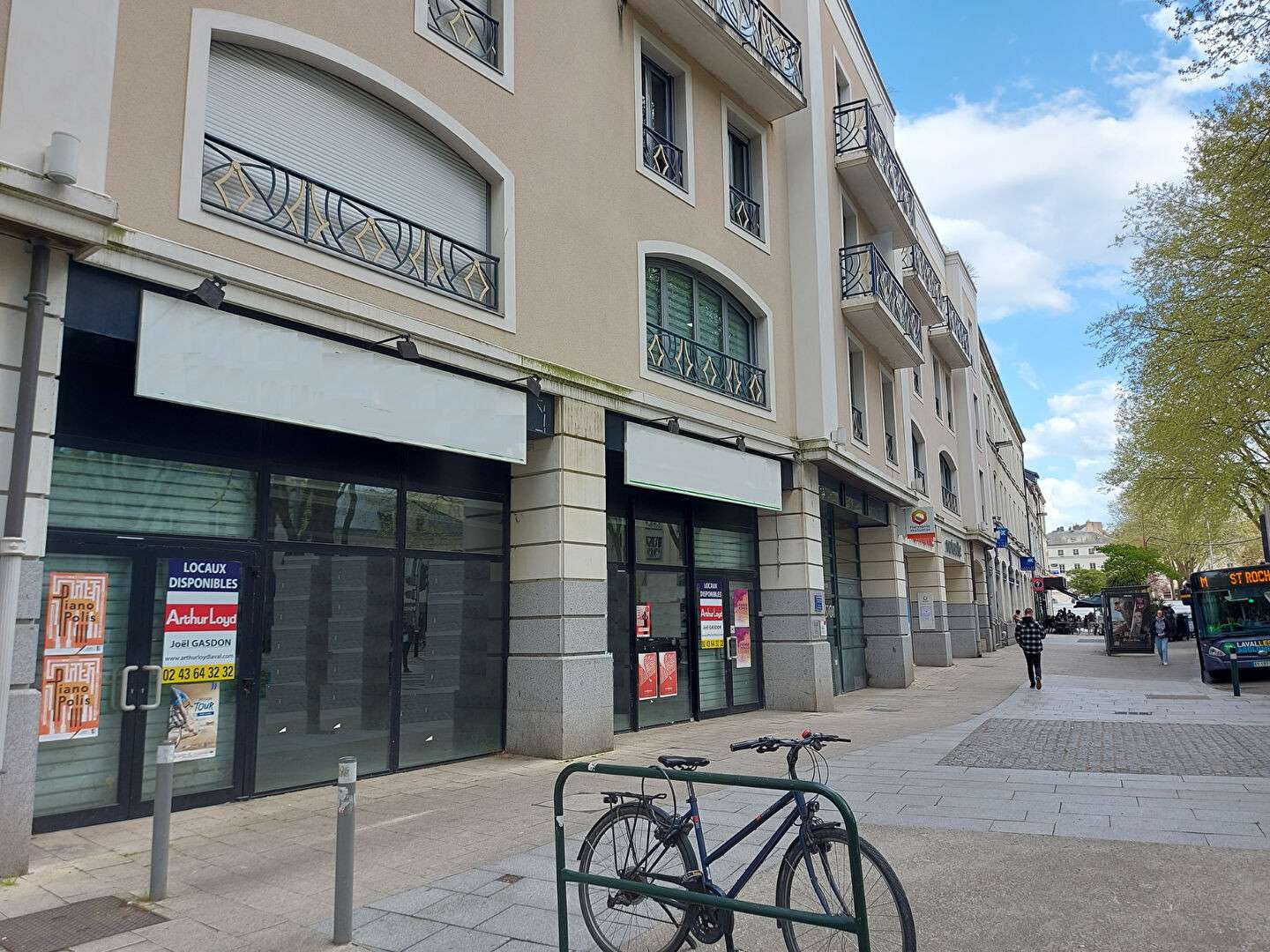 À vendre local commercial 835m² à Laval