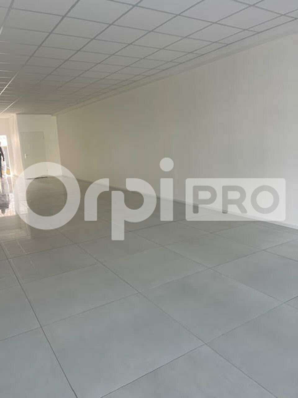Loue local 100m² en RDC à Baie-Mahault  
