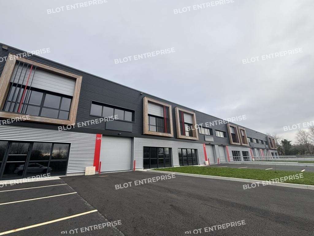 A louer locaux 312m² à Saint-Étienne-de-Montluc