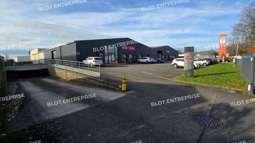 A louer locaux d'activités 1250m² Zone Nant'Est