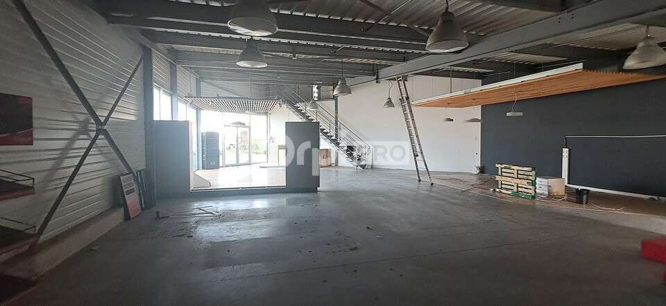 Local commercial 275m² à louer à Lons 