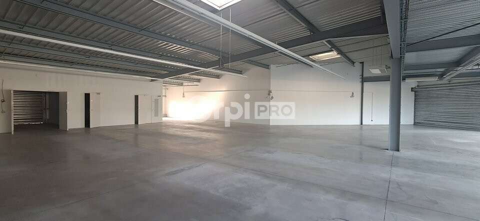 À LOUER local commercial 600m² à Lons