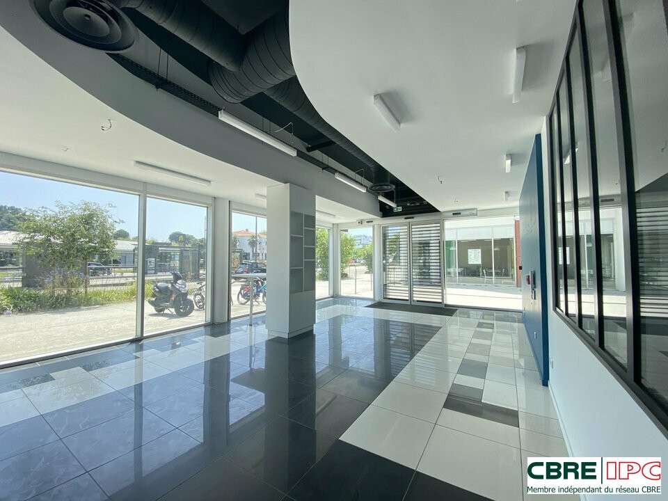 Location local commercial 318m² à Anglet Busquet