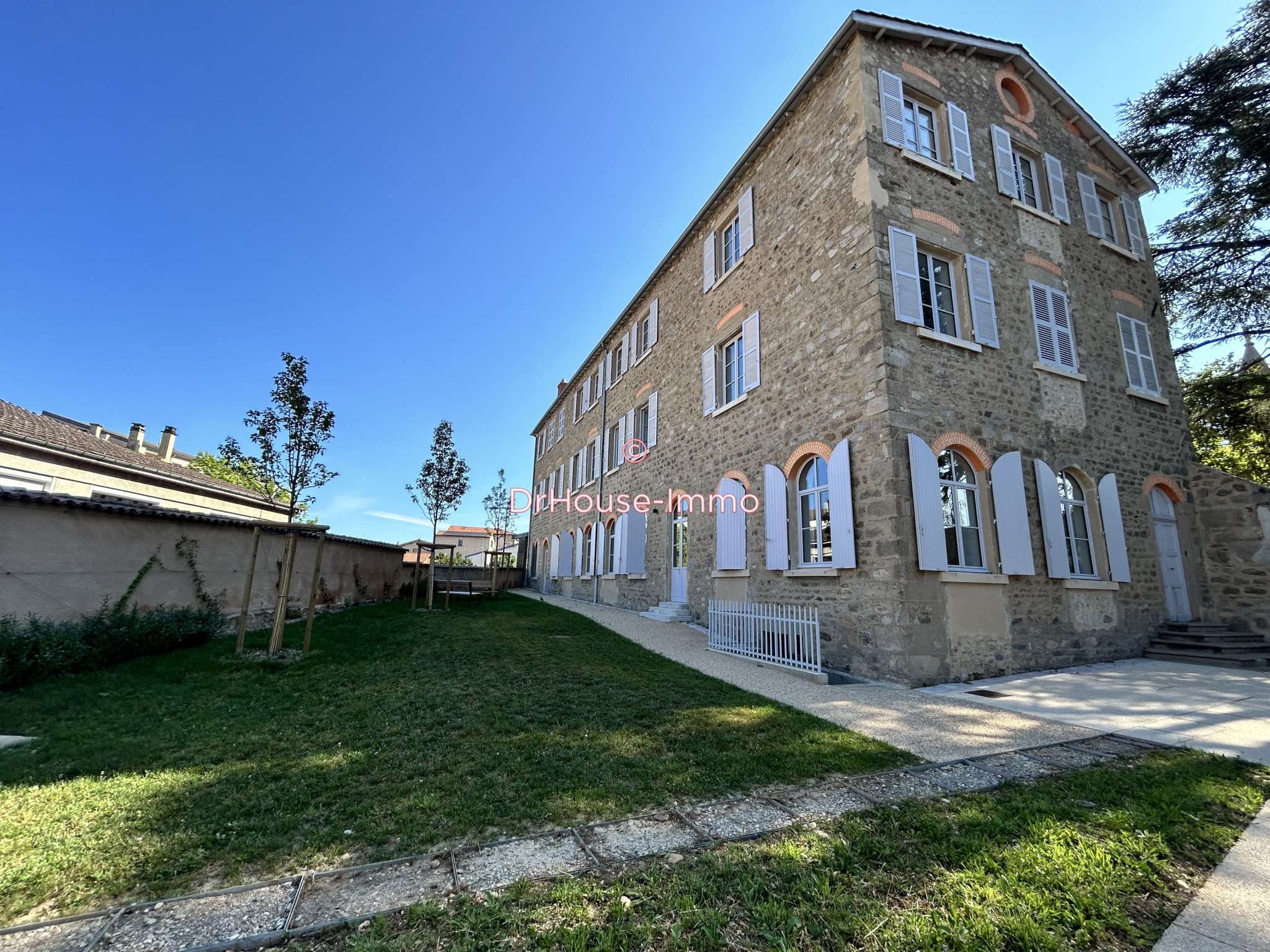 Vente bureaux dans ancien couvent rénové à Mornant