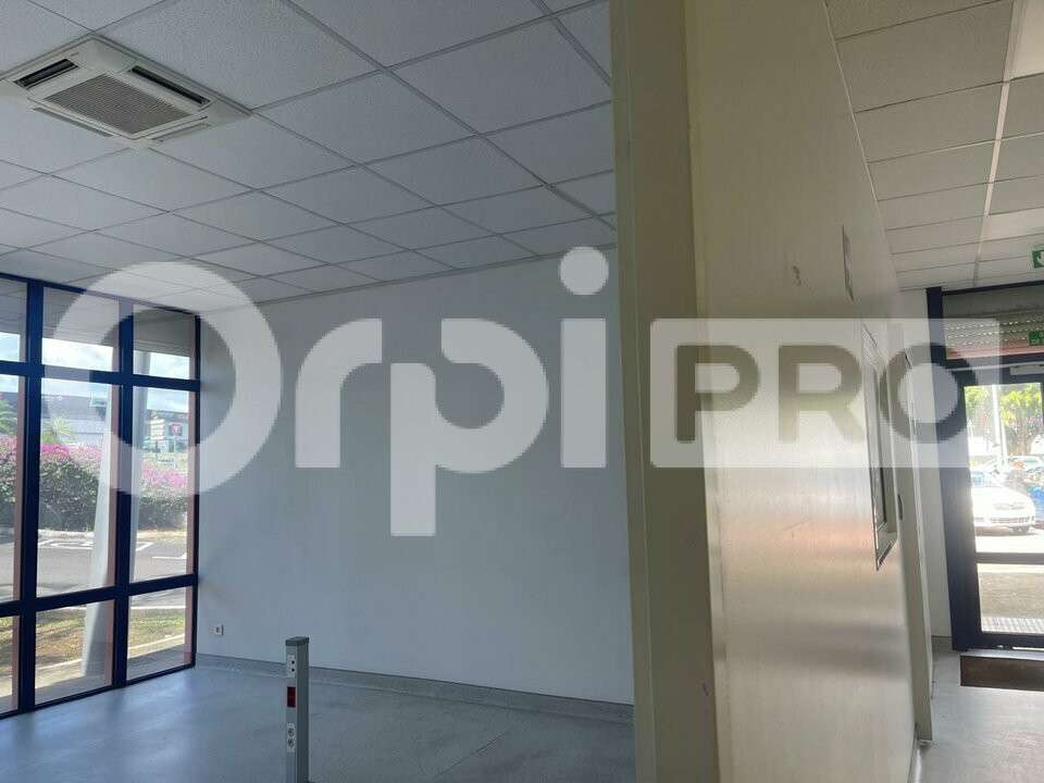 Local commercial 394m² à louer à Baie-Mahault