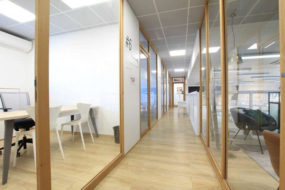 A louer bureau meublé 12m² + parking privé Lunel