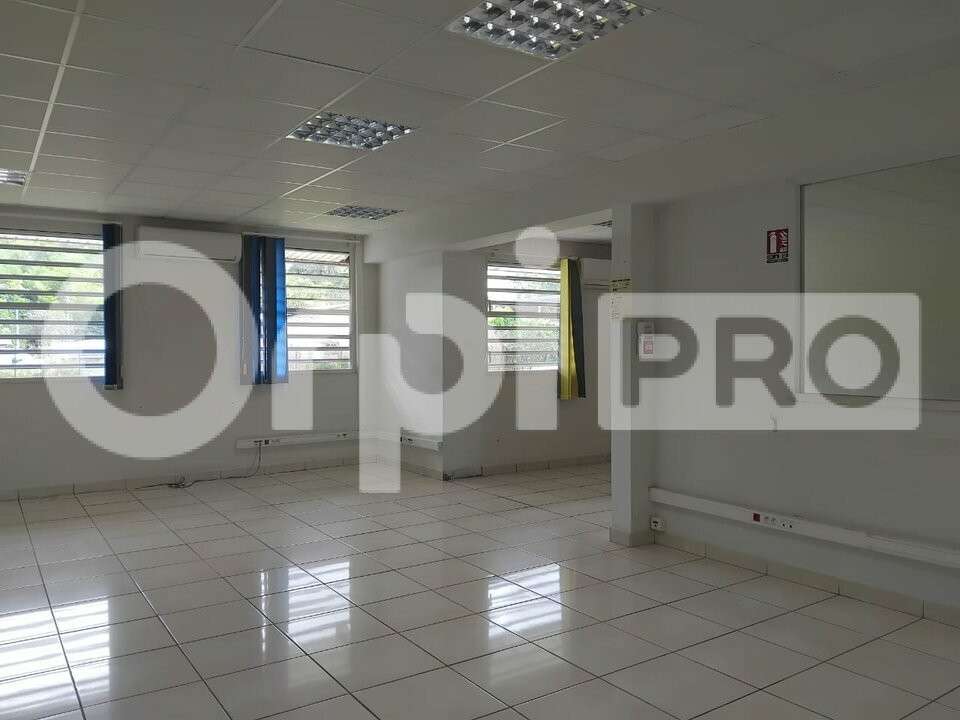 A louer bureaux climatisés 93m² à Remire-Montjoly