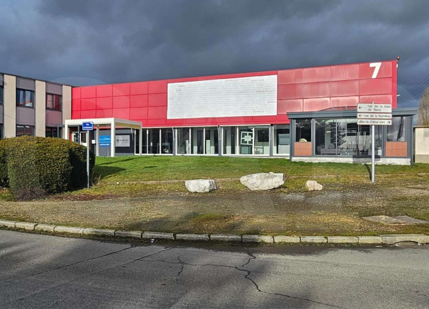 A vendre bâtiment indépendant 1 850m² ZAC Le Rheu
