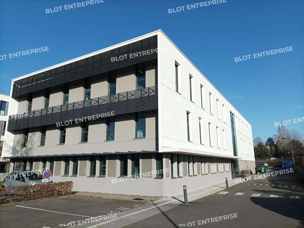 A vendre ou à louer bureaux 1810m² à Rennes 