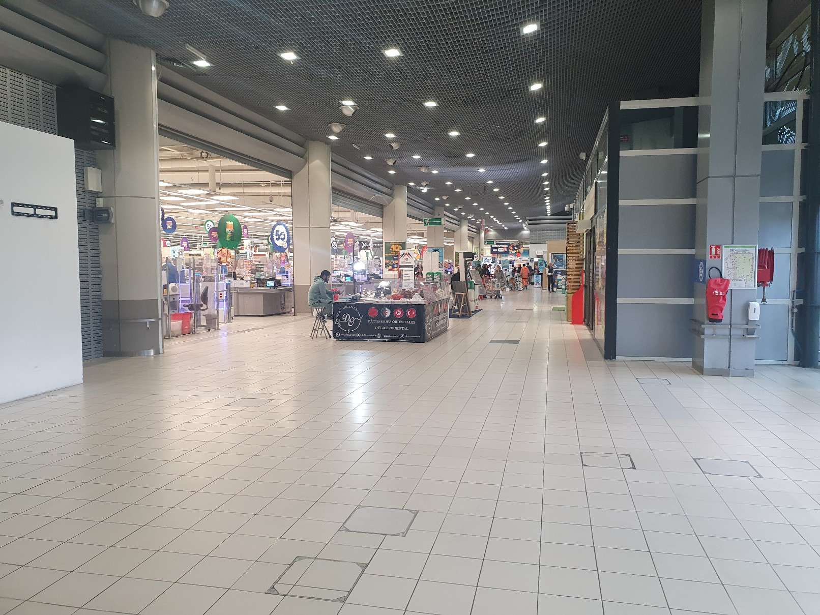 A  LOUER ESPACE DANS GALERIE HYPER MONTELIMAR