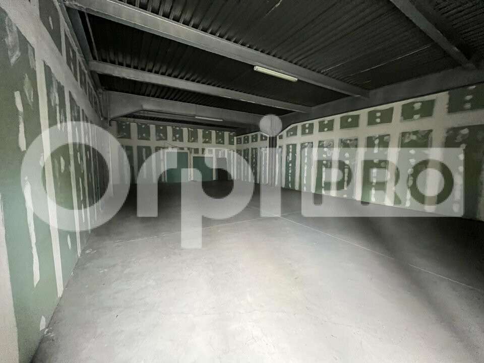 A louer local commercial 475m² à Baie-Mahault