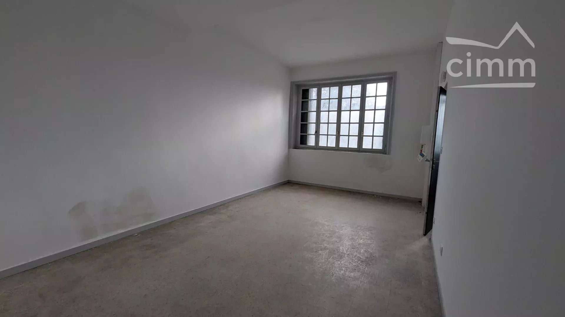 A louer local 36m² rue centrale Lamure/Azergues