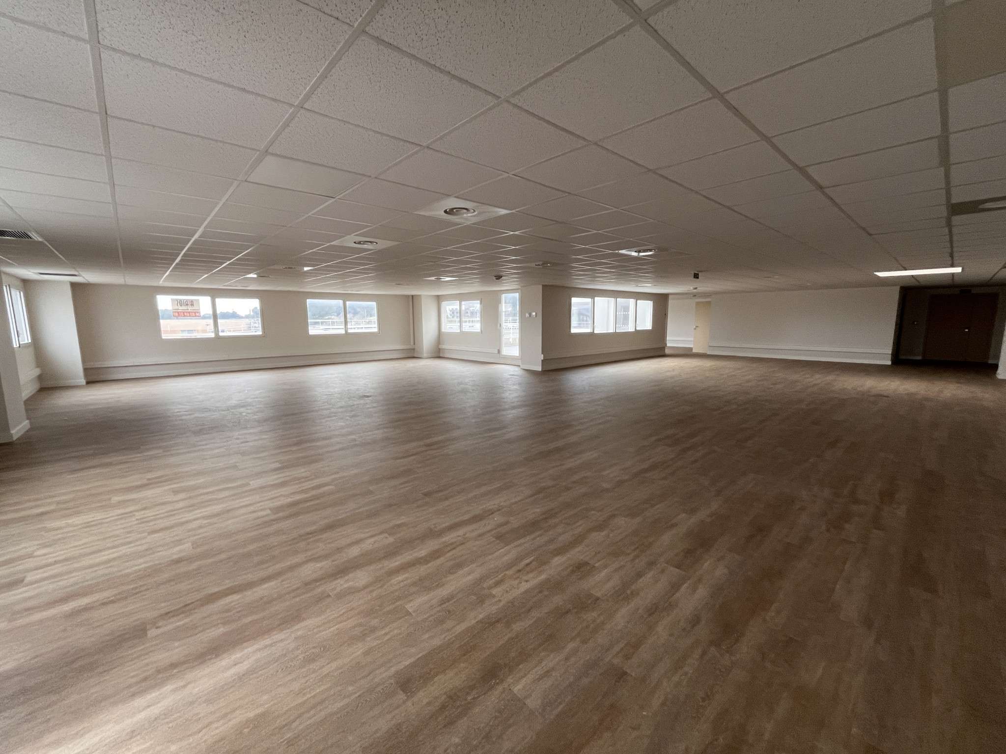 Plateau de bureaux 519m² divisible La Farlède A57